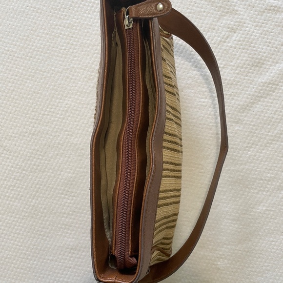 LIZ & CO Woven Straw Shoulder Bag in Neutral Stripe - Picture 5 of 6